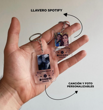 Cargar imagen en el visor de la galería, Par de Llaveros Matching con imagen y código o frase
