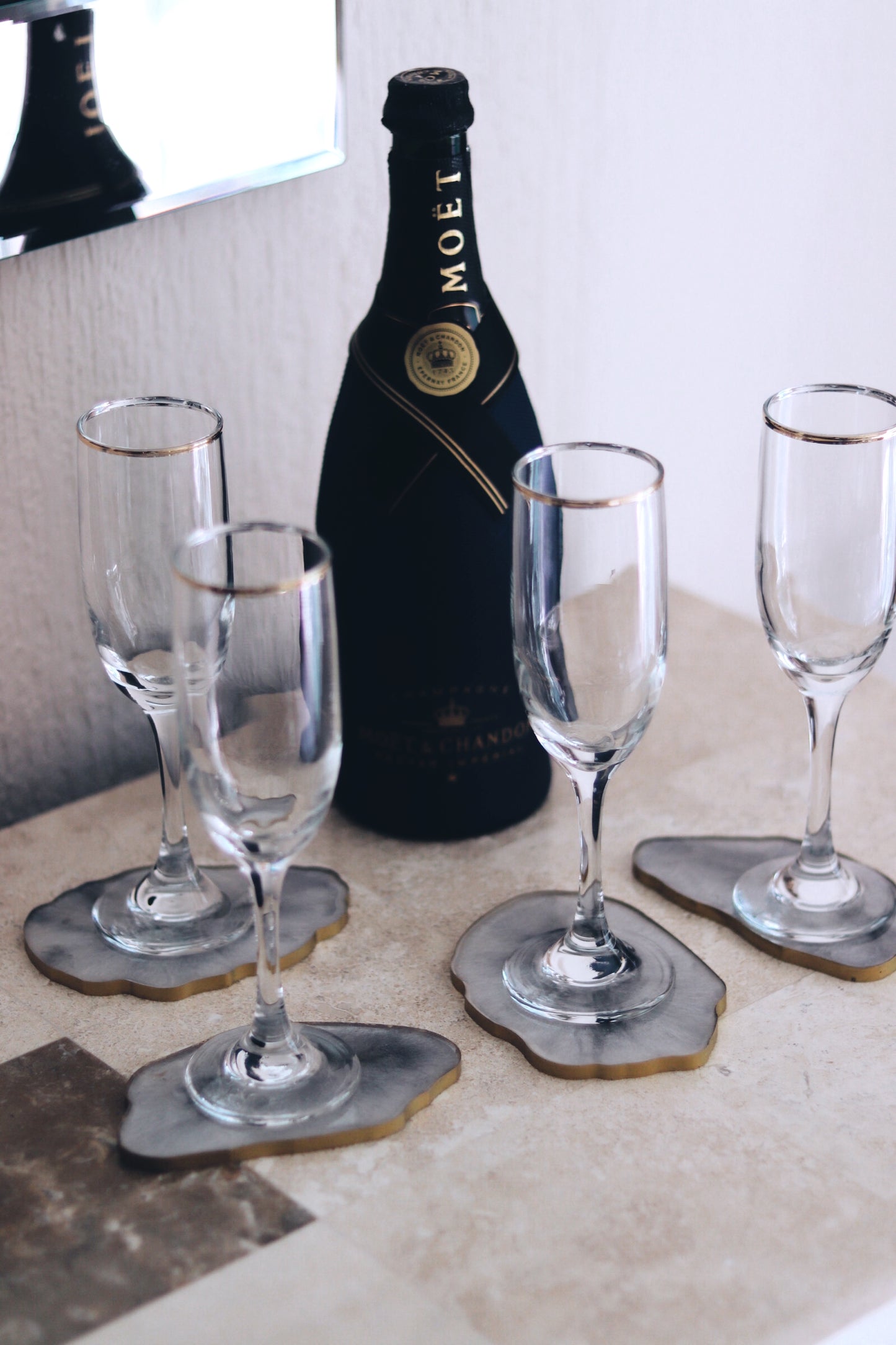 Coasters tipo mármol c/ orilla dorada. (4 piezas)